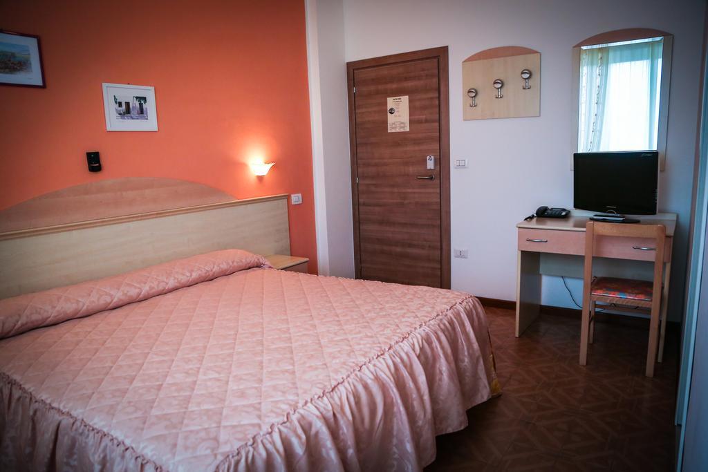 Hotel Ausonia Monte Porzio Luaran gambar